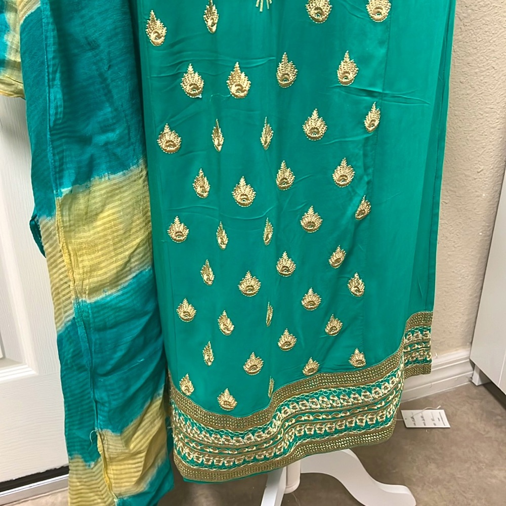 Shalwar Kameez- Elegant Teal and Gold Women's Dress, Size Medium - Picture 6 of 10